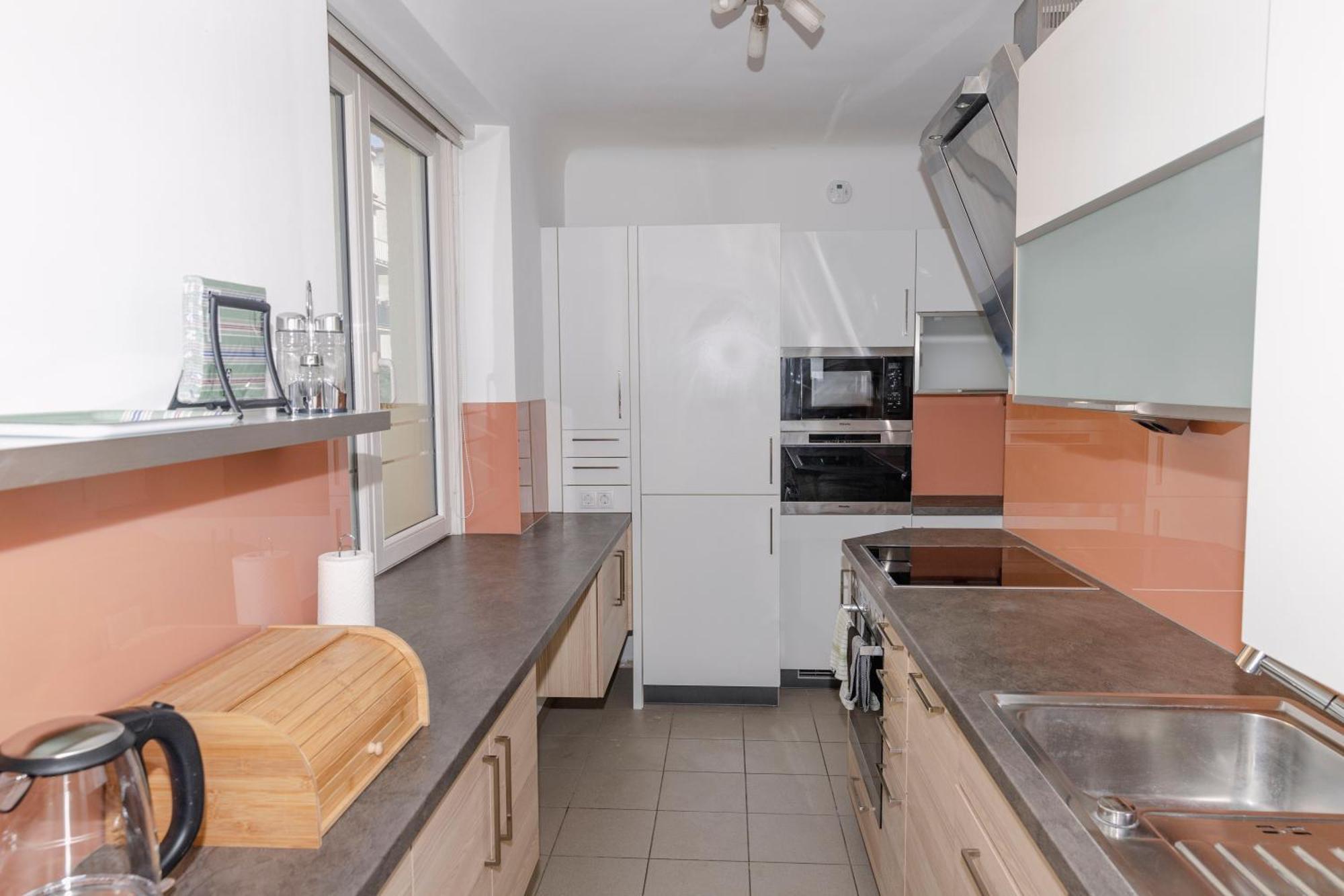Beautiful 2-Bedroom Apartment Near Schoenbrunn Bécs Kültér fotó