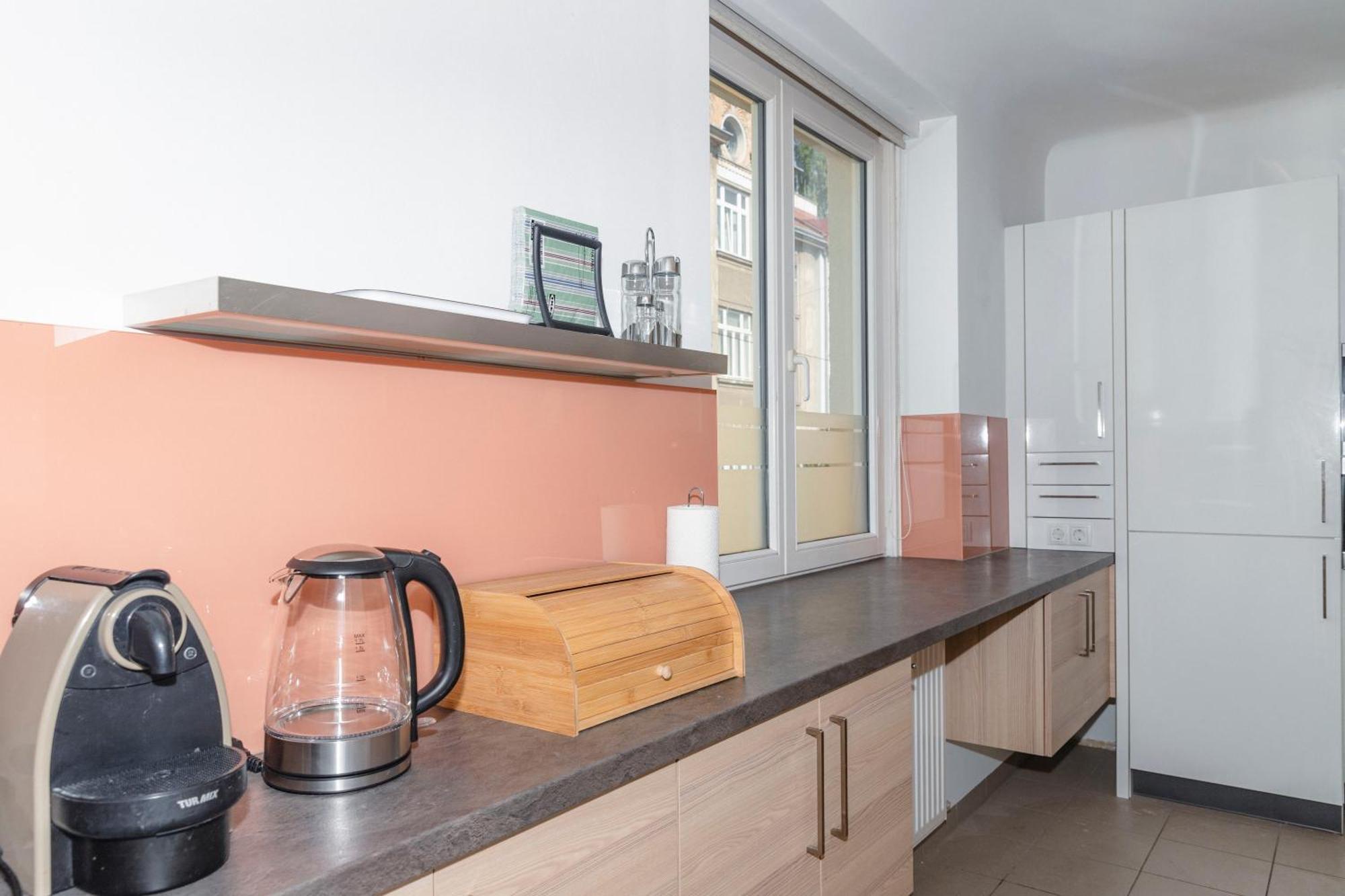 Beautiful 2-Bedroom Apartment Near Schoenbrunn Bécs Kültér fotó