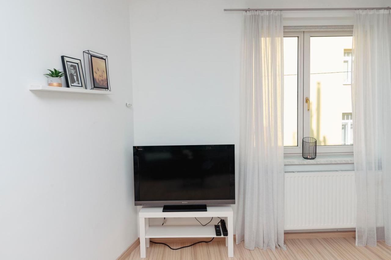 Beautiful 2-Bedroom Apartment Near Schoenbrunn Bécs Kültér fotó